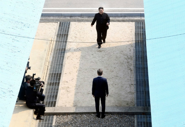 2.	Lãnh đạo Bắc Triều Tiên Kim Jong-un tiến về phía Tổng thống Hàn Quốc Moon Jae-in đang đứng đợi ở bên kia giới tuyến tại làng biên giới Bàn Môn Điếm