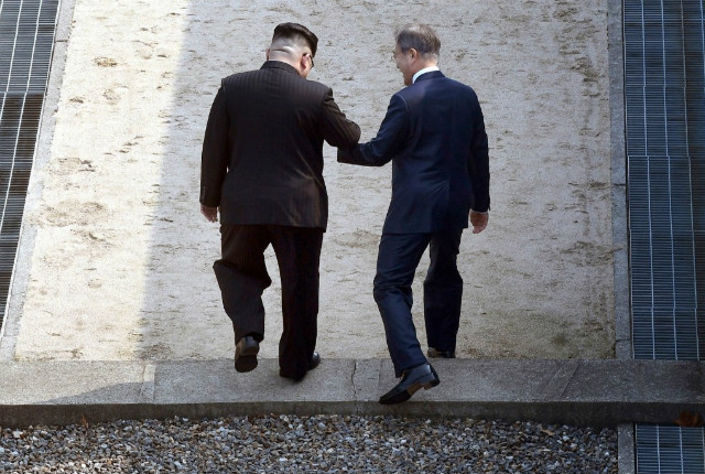 4.	Lãnh đạo Bắc Triều Tiên Kim Jong-un cùng Tổng thống Hàn Quốc Moon Jae-in bước qua biên giới sang phía Bắc Triều Tiên.