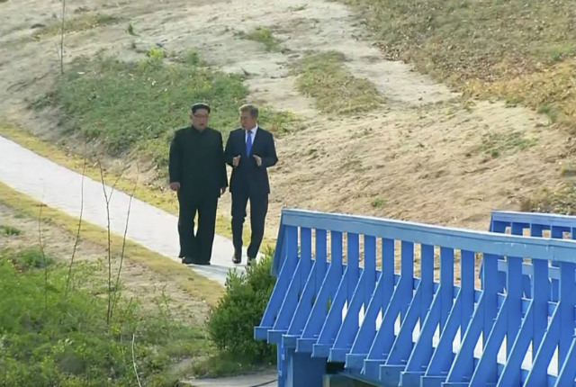 5.	Kim Jong Un và Moon Jae-in đi ra cầu xanh ở làng biên giới Bàn Môn Điếm.