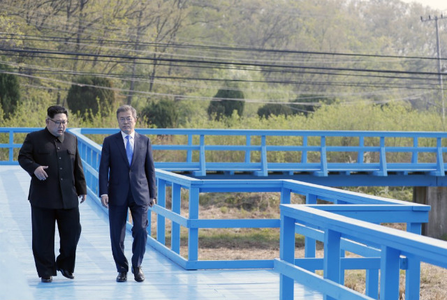 7.	Tổng thống Hàn Quốc Moon Jae-in và lãnh đạo Bắc Triều Tiên Kim Jong-un đi bộ trong làng biên giới Bàn Môn Điếm.