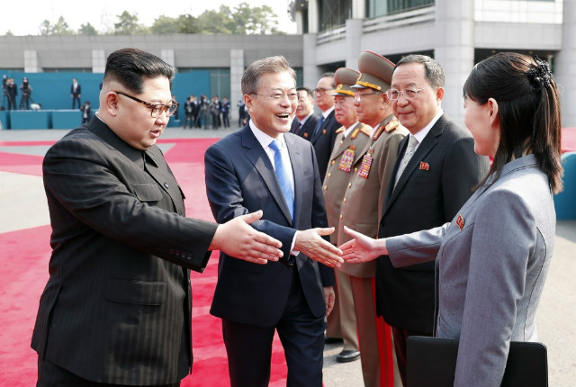 9.	Lãnh đạo Bắc Triều Tiên Kim Jong-un giới thiệu chị gái Kim Yo Jong với Tổng thống Hàn Quốc Moon Jae-in tại làng biên giới Bàn Môn Điếm.