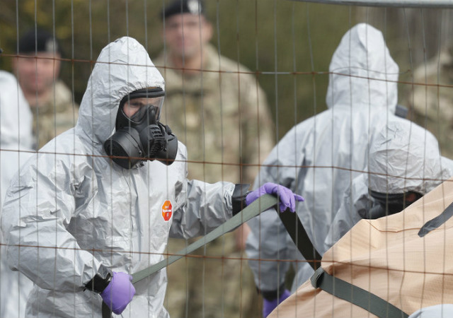 Lực lượng quân sự Anh làm việc tại nơi điệp viên Sergei Skripal và con gái bị đầu độc Ảnh: AFP