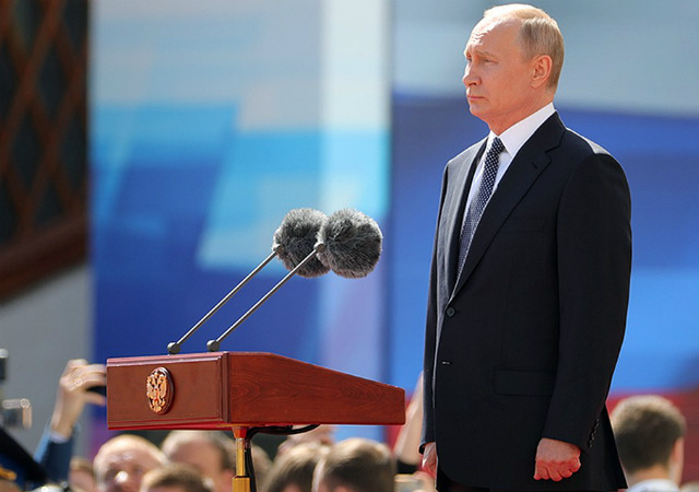 Ông Putin trong ngày ký văn kiện đầu tiên trên cương vị Tổng thống Nga nhiệm kỳ thứ 4