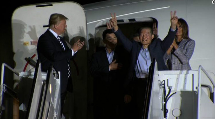 Ông Trump đã thông báo nội dung trên vài giờ sau khi ông đi đón 3 công dân Mỹ được Bắc Triều Tiên phóng thích
