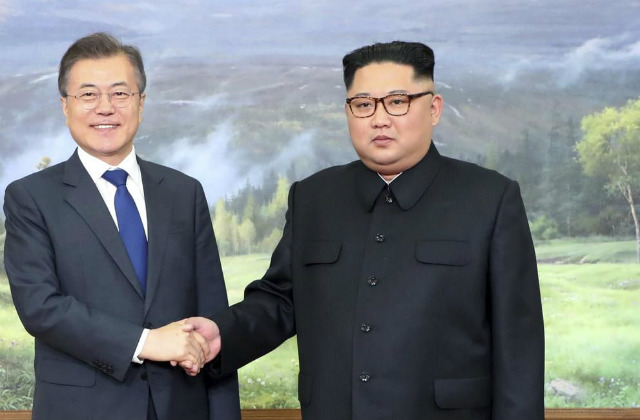 Tổng thống Hàn Quốc Moon Jae-in (bên trái) và lãnh đạo Triều Tiên Kim Jong-un gặp nhau tại Bàn Môn Điếm ngày 26/5