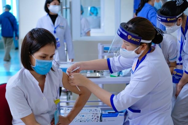 Việt Nam đẩy nhanh tiến độ tiêm vắc xin Covid-19.