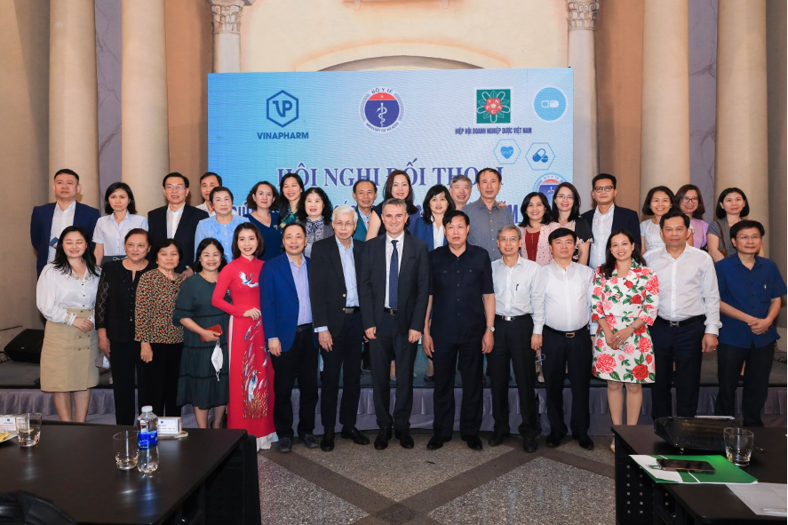 Thứ trưởng Bộ y tế Đỗ Xuân Tuyên và đại diện lãnh đạo các Vụ, Cục chụp ảnh lưu niệm cùng lãnh đạo các doanh nghiệp tham dự Hội nghị