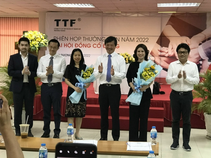 Bà Trần Thị Hường (thứ hai từ phải qua), Phó Chủ tịch KSFinance trúng cử vào HĐQT của Gỗ Trường Thành nhiệm kỳ 2022-2027 trong ĐHĐCĐ thường niên năm 2022.