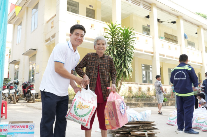 Đại diện Biwase trao tận tay bà con (Nguồn: Biwase)