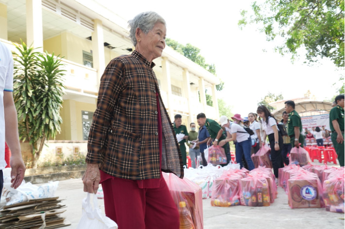 Niềm vui của bà con khi nhận được phần quà ý nghĩa trước thềm Tết Nguyên đán 2024 (Nguồn: Biwase)