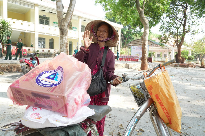 Niềm vui của bà con khi nhận được phần quà ý nghĩa trước thềm Tết Nguyên đán 2024 (Nguồn: Biwase)