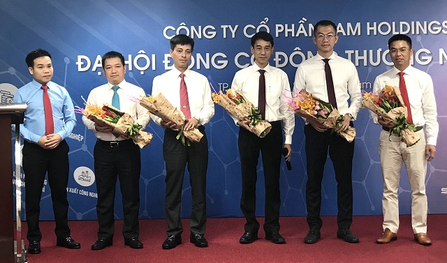 Ông Hoàng Lê Sơn (người thứ ba phải qua) được bổ nhiệm vị trí Chủ tịch HĐQT từ năm 2020 tới nay