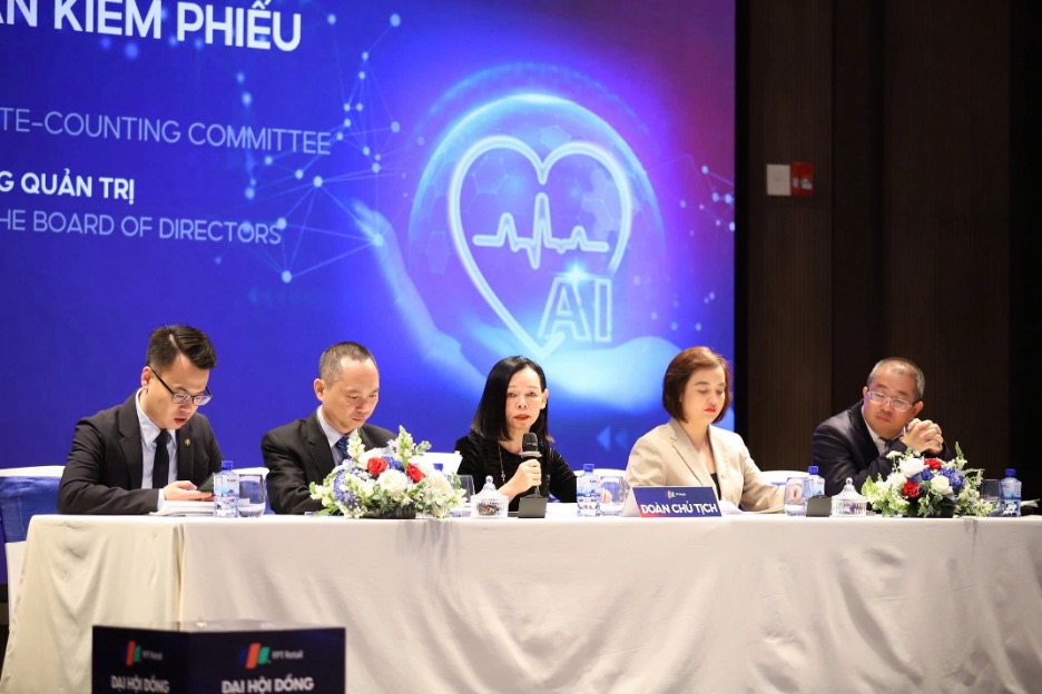 Chủ tịch Nguyễn Bạch Điệp trả lời câu hỏi của cổ đông tại Đại hội.
