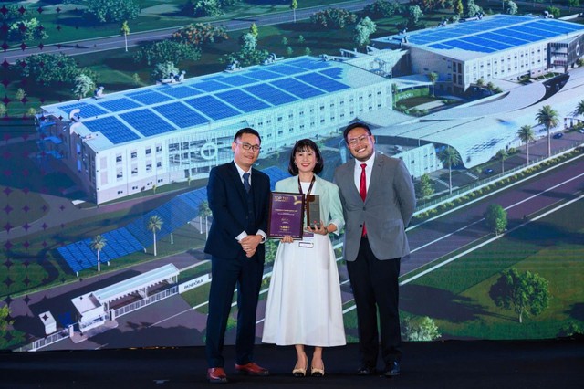 Bà Nguyễn Thị Huyên Phương - Giám đốc Đối ngoại doanh nghiệp Coteccons nhận giải.