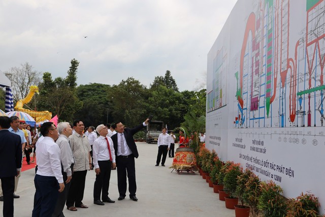 Ông Nguyễn Văn Thiền, Chủ tịch HĐQT Biwase giới thiệu về hệ thống nhà máy đốt rác phát điện công suất 12 MW.