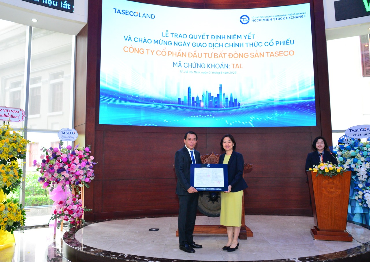 Ông Phạm Ngọc Thanh, Chủ tịch HĐQT nhận quyết định niêm yết cổ phiếu TAL từ lãnh đạo Sở Giao dịch chứng khoán TP.HCM.