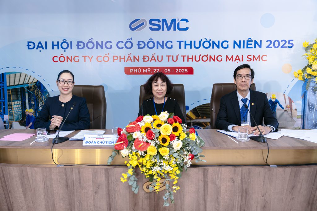 Bà Nguyễn Thị Ngọc Loan (ở giữa).