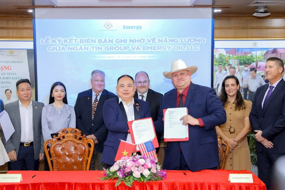 Ông Trương Đình Hải, Chủ tịch HĐQT Tập đoàn Ngân Tín (bên trái).