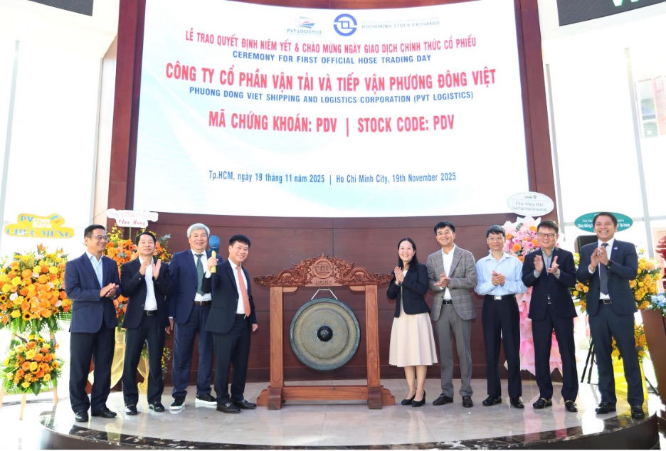 Ông Hồ Sĩ Thuận, Chủ tịch PVT Logistics thực hiện nghi thức đánh cồng chào mừng niêm yết tại HoSE. Ảnh: Lê Toàn