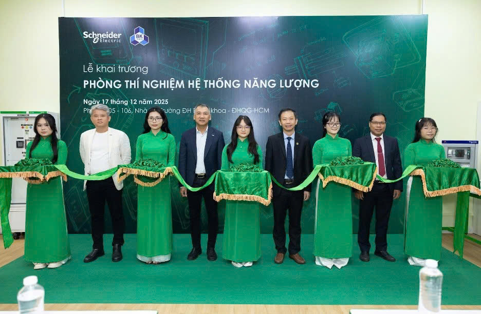 Đại diện Schneider Electric và Trường Đại học Bách khoa – ĐHQG-HCM cắt băng khai trương Phòng Thí nghiệm Hệ thống Năng lượng.