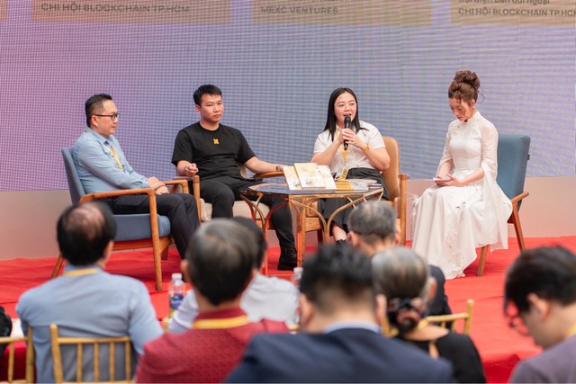 B&agrave; Trần Sở Kỳ, Gi&aacute;m đốc Vận h&agrave;nh MEXC Việt Nam chia sẻ tại sự kiện (thứ hai b&ecirc;n tr&aacute;i).