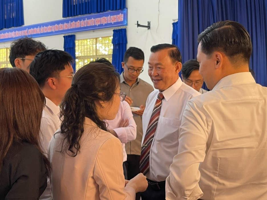 Chủ tịch Nguyễn Văn Thiền thảo luận thêm với cổ đông bên lề Đại hội.