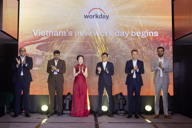 &Ocirc;ng Đo&agrave;n Hải Nam (thứ 3 từ phải qua), Gi&aacute;m đốc C&ocirc;ng nghệ VSOL trong sự kiện Workday ra mắt tại Việt Nam.