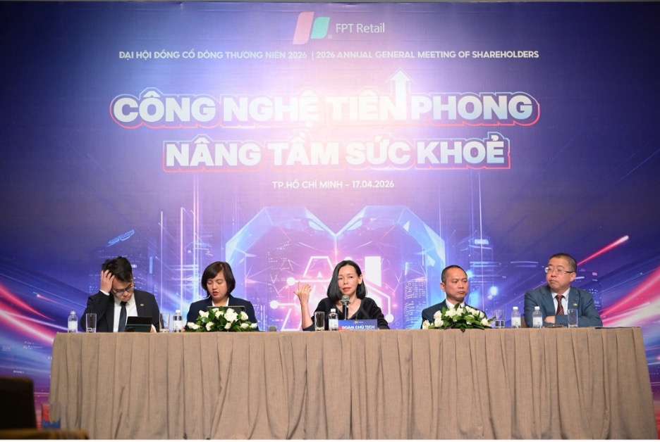 B&agrave; Nguyễn Bạch Điệp, Chủ tịch HĐQT trả lời c&acirc;u hỏi cổ đ&ocirc;ng.