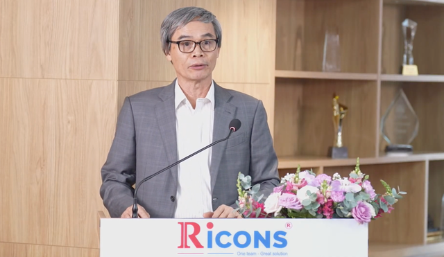 &Ocirc;ng Nguyễn Sỹ C&ocirc;ng, Chủ tịch HĐQT Ricons trả lời cổ đ&ocirc;ng. Nguồn: Ảnh chụp Đại hội