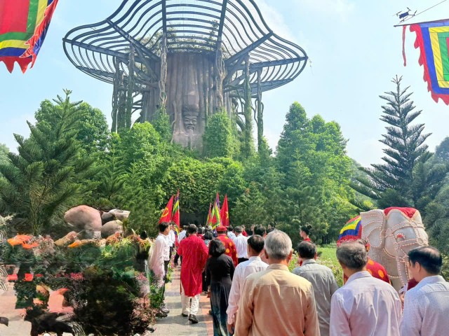 Đ&ocirc;ng đảo người d&acirc;n tham dự lễ giỗ.