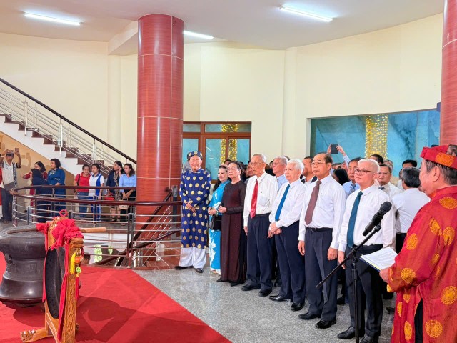 &ocirc;ng Nguyễn Minh Triết, nguy&ecirc;n Ủy vi&ecirc;n Bộ Ch&iacute;nh trị, nguy&ecirc;n Chủ tịch nước Cộng h&ograve;a X&atilde; hội Chủ nghĩa Việt Nam v&agrave; L&atilde;nh đạo d&acirc;ng hương tưởng niệm c&aacute;c Vua H&ugrave;ng.