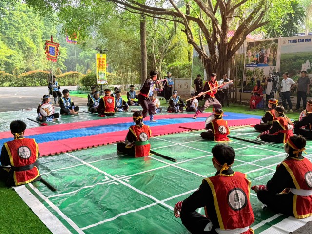 Cờ người kết hợp với v&otilde; thuật tại Lễ Giỗ Tổ H&ugrave;ng Vương năm B&iacute;nh Ngọ 2026.