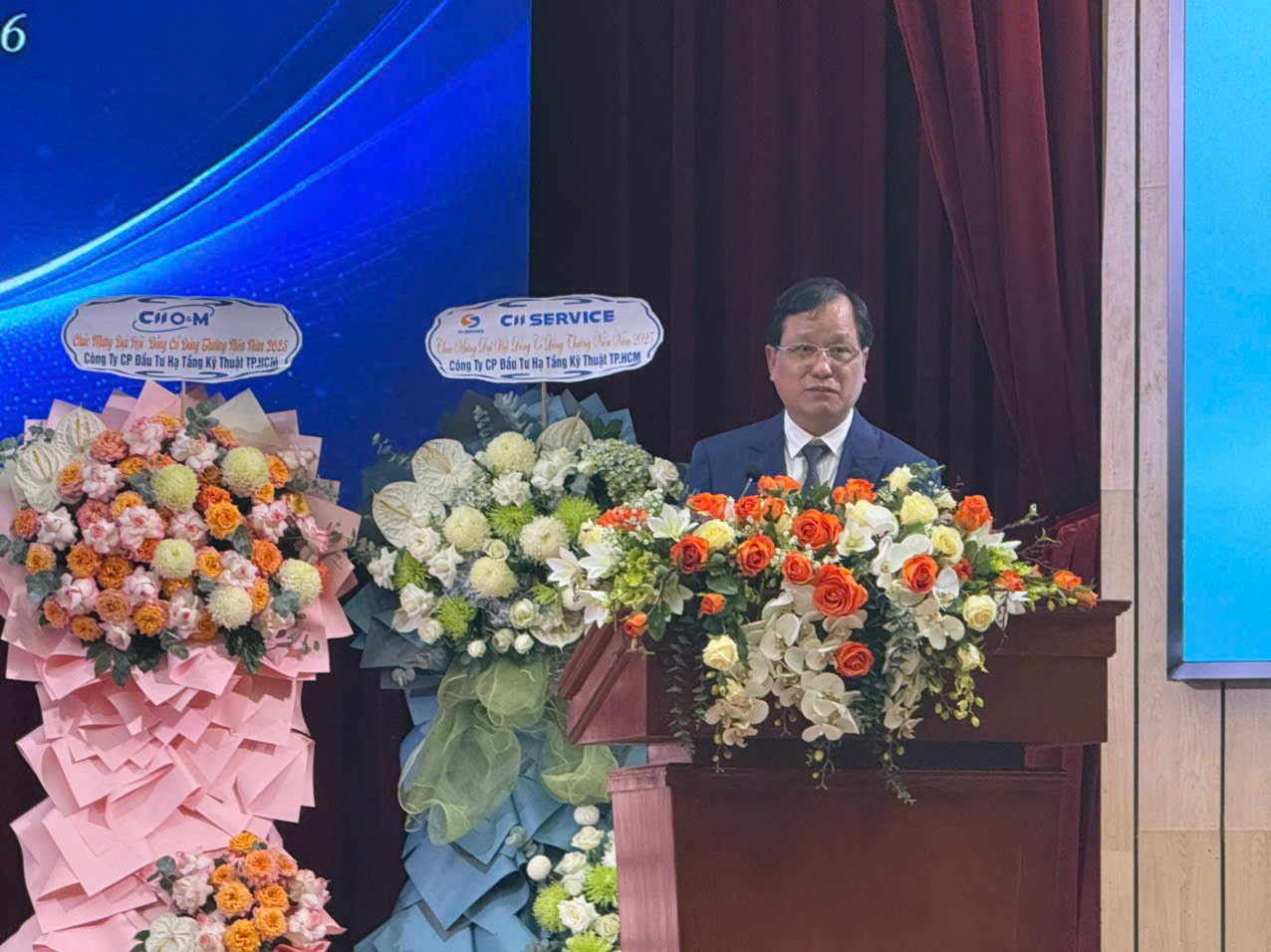 &ocirc;ng L&ecirc; Quốc B&igrave;nh, Tổng gi&aacute;m đốc trả lời c&acirc;u hỏi cổ đ&ocirc;ng tại Đại hội.