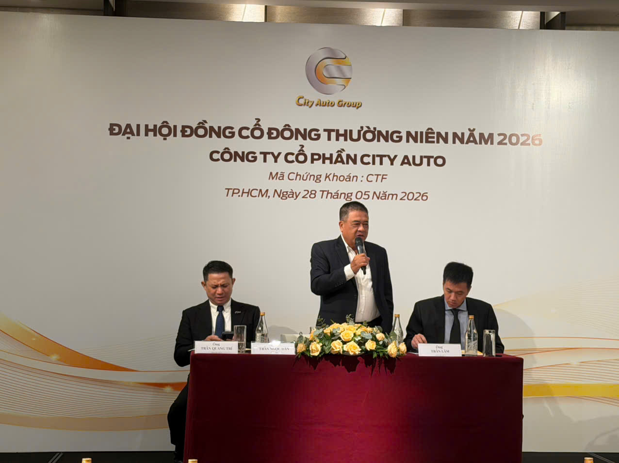 Ông Trần Ngọc Dân, Chủ tịch HĐQT trả lời câu hỏi của cổ đông tại Đại hội. Người ở giữa