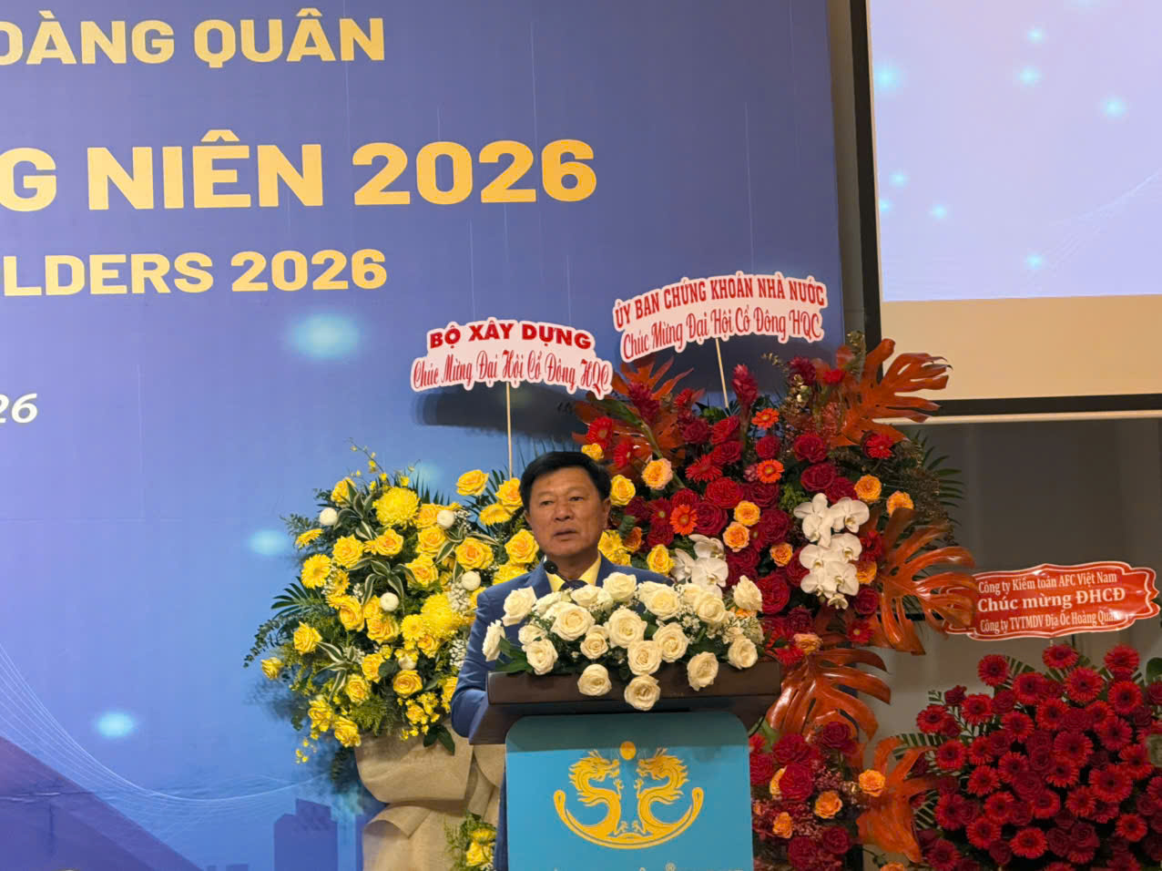 Chủ tịch Trương Anh Tuấn trả lời cổ đông tại Đại hội.
