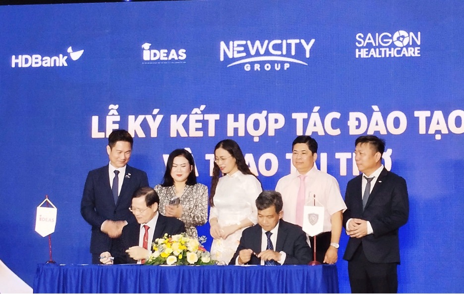 Lễ ký kết hợp đồng tài trợ học bổng & ký kết Hợp tác Đào tạo cùng Ban Giám Đốc nhà trường trực tiếp trao học bổng cho tân học viên.