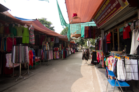 Làng lụa Vạn Phúc (nay thuộc phường Vạn Phúc, thuộc quận Hà Đông, cách trung tâm Hà Nội khoảng 10 km) là một làng nghề dệt lụa tơ tằm đẹp nổi tiếng có lịch sử từ ngàn năm trước