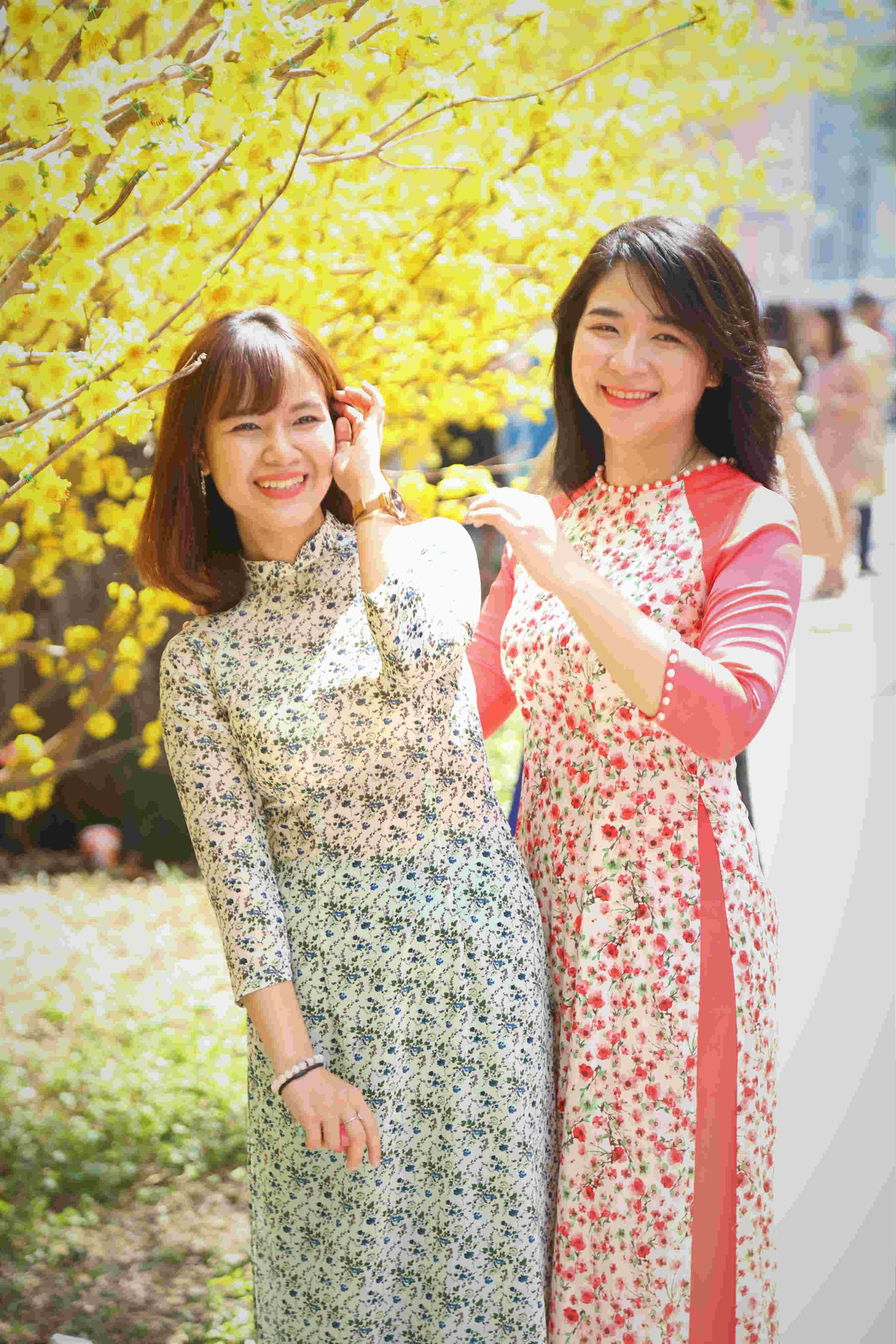 Áo dài là trang phục được giới trẻ Sài Gòn lựa chọn nhiều nhất để xuống phố dạo bước ngắm hoa.