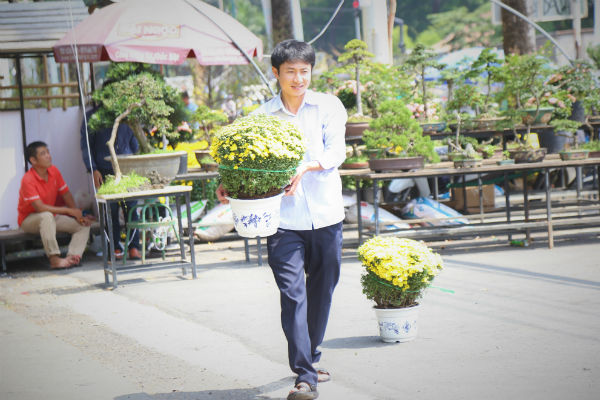 Anh Hùng, ngụ quận Gò Vấp mua cho mình được cặp Hoa cúc với giá chỉ 350 ngàn/cặp. 
