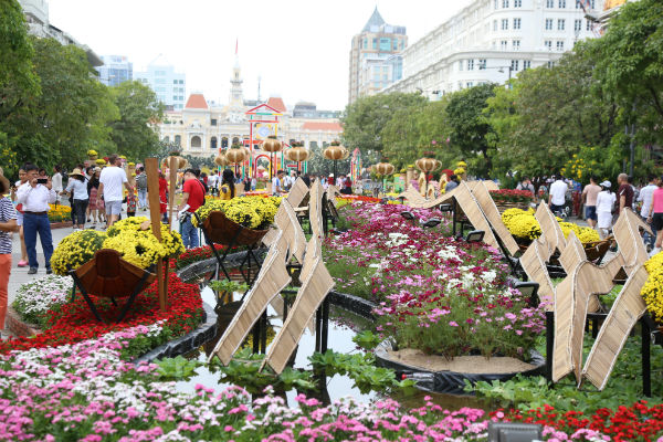 Nhiều mô hình, tiểu cảnh, đồ vật đặc trưng Sài Gòn được sắp đặt khéo léo giữa hàng nghìn bông hoa khoe sắc giữa đường hoa.