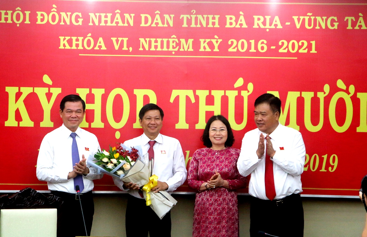 Lãnh đạo Tỉnh ủy, HĐND, UBND tỉnh Bà Rịa – Vũng Tàu trao quyết định chức Phó Chủ tịch UBND tỉnh cho ông Tuấn.