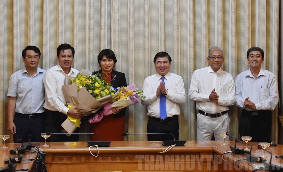 Chủ tịch UBND TPHCM Nguyễn Thành Phong trao quyết định bổ nhiệm chức vụ Giám đốc Sở Kế hoạch và Đầu tư TP cho đồng chí Lê Thị Huỳnh Mai