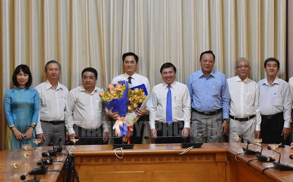 Chủ tịch UBND TPHCM Nguyễn Thành Phong trao quyết định bổ nhiệm chức Giám đốc Sở Giao thông vận tải TP cho đồng chí Trần Quang Lâm