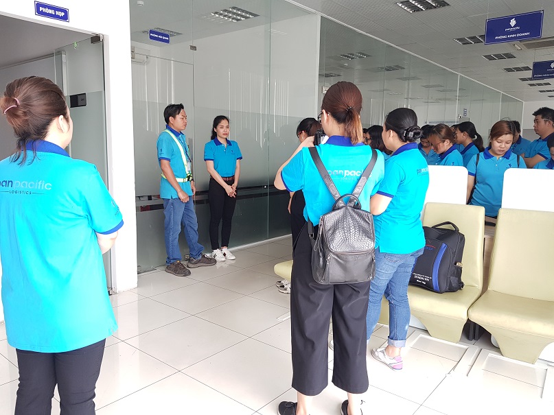 Bà Phạm Thị Bích Huệ cùng nhân viên công ty chia sẻ khó khăn cùng nhau.