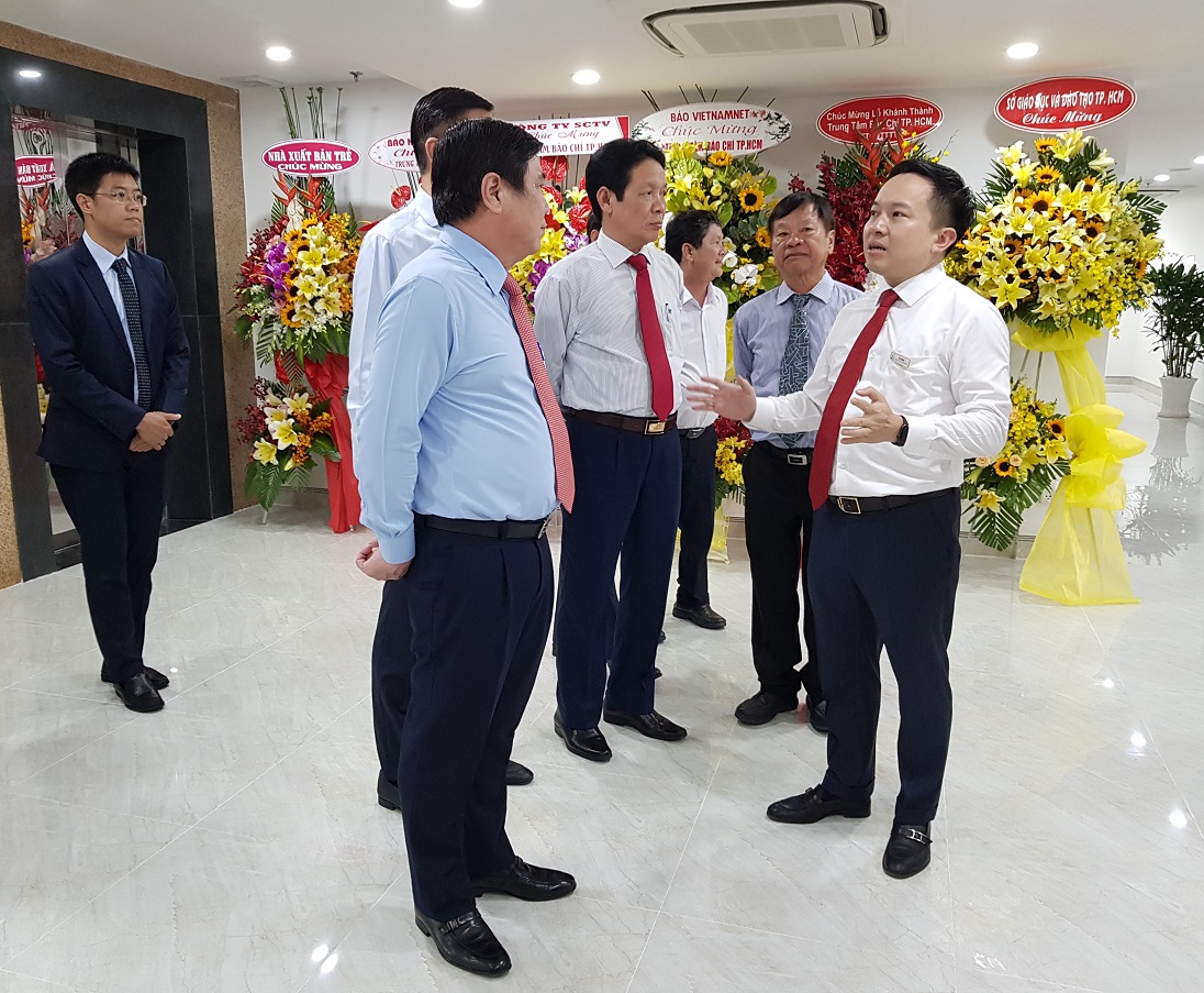 Giám đốc Trung tâm báo chí Thành phố Hồ Chí Minh Từ Lương giới thiệu Trung tâm báo chí với lãnh đạo UBND TP.HCM. 