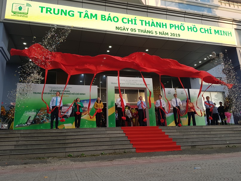 Lãnh đạo TP.HCM và Bộ Thông tin truyền thông cắt băng khánh thành Trung tâm báo chí Thành phố Hồ Chí Minh.