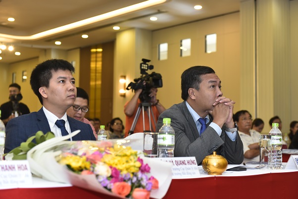 Ông Hà Quang Hưng (phía tay trái) Phó Cục trưởng cục quản lý nhà Bộ Xây dựng.