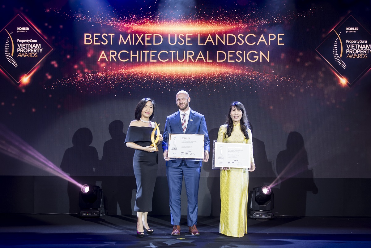  Bà Lê Thị Bích Ngọc (từ phải sang), Phó Tổng Giám đốc Him Lam Land, nhận giải thưởng Khu đô thị có Thiết kế kiến trúc cảnh quan đẹp nhất dành cho Dự án Him Lam Grean Park.