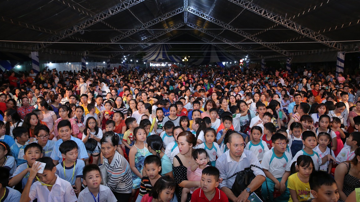 Hơn 2.000 trẻ em có hoàn cảnh khó khăn được vui chơi tại đêm hội Vầng trăng yêu thương.