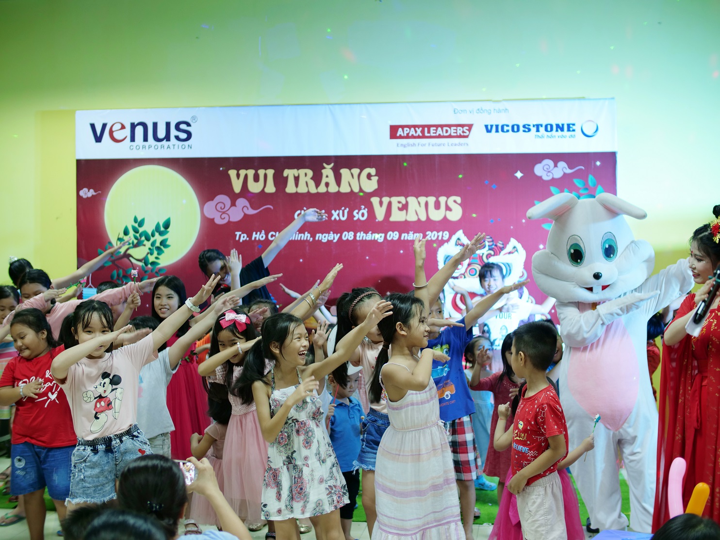 Các bé tại chung cư Idico Tân Phú vui chương trình Trung Thu do Venus tổ chức.
